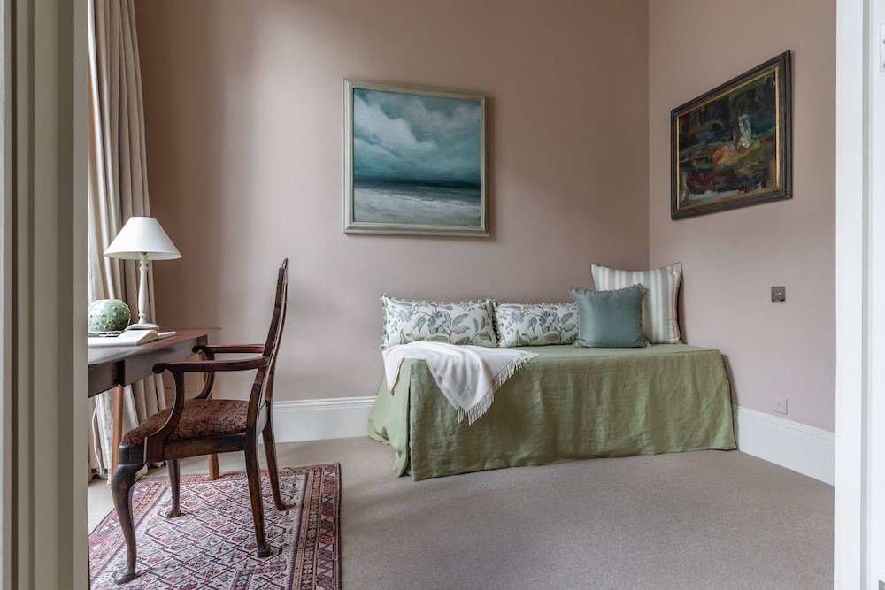 Southwell Gardens II by Onefinestay