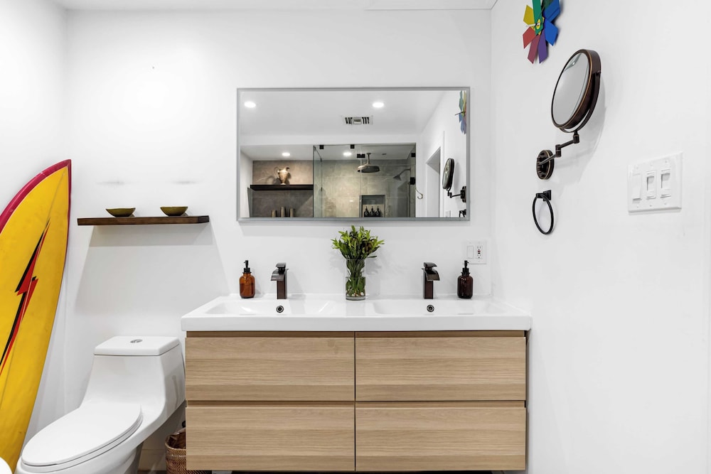 Chic LA Hideaway w/ Soaking Tub, Firepit Lounge & Tranquil Backyard