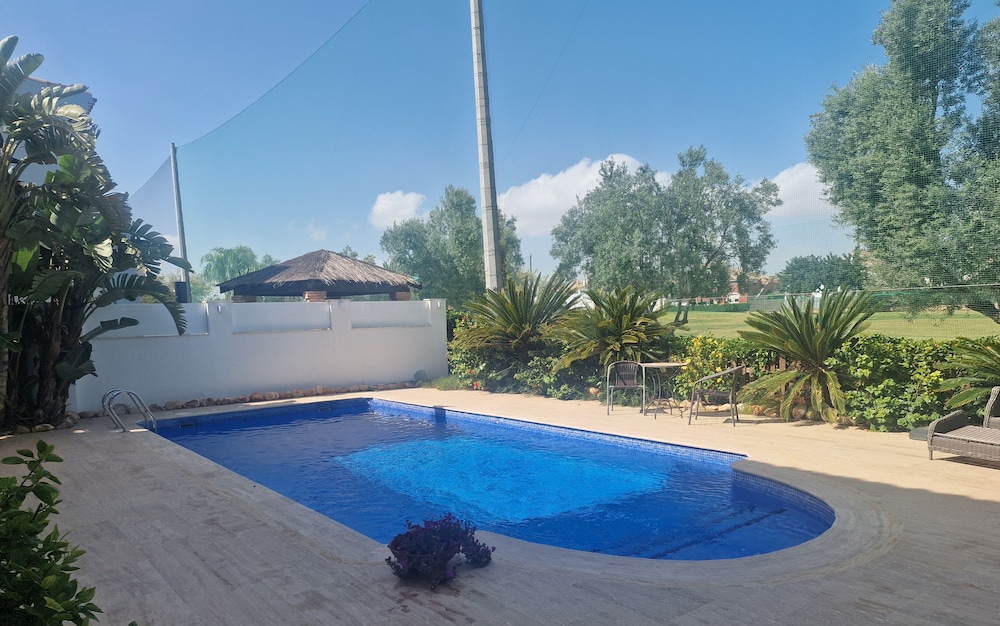 Luxury Villa - Pet Friendly & Free Parking