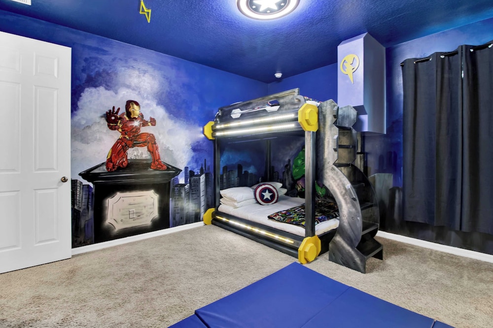 Sleeps 20! 9bdr, Star Wars-themed Game Room, Pool, Hot Tub Nassau by Avantstay