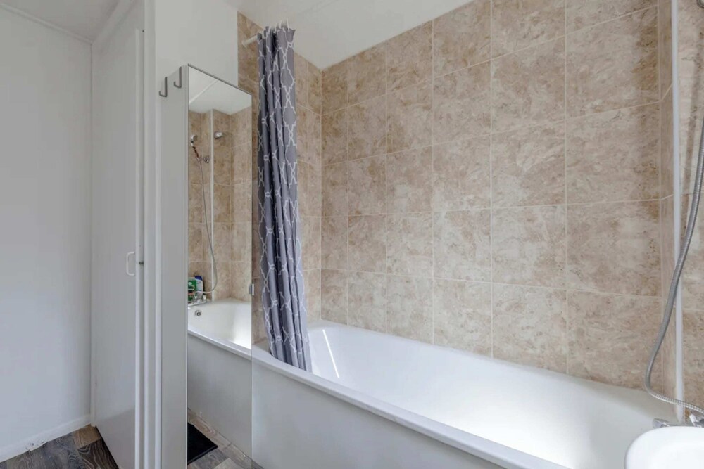 Vibrant & Snug 2BD Flat - Beckton