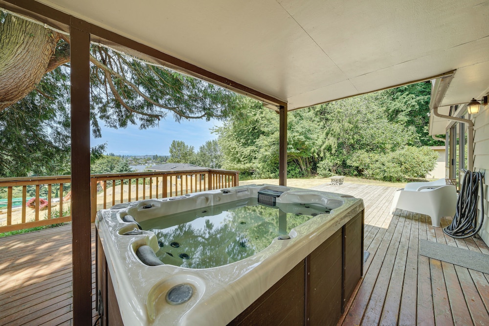 1/2 Mi to Yarrow Bay: Family Home in Kirkland