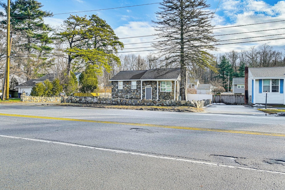1 Mi to Dtwn: Home w/ Deck in Saratoga Springs