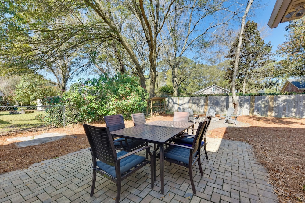 3 Mi to Beach: Coastal Escape in Mount Pleasant