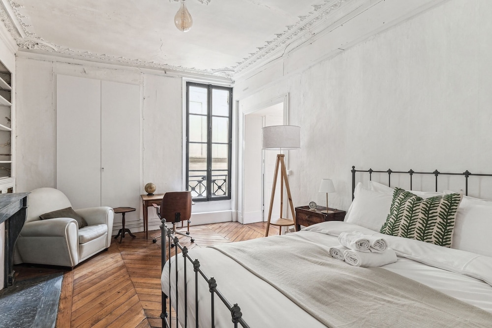 4BR Stylish Stay in the Heart of Marais