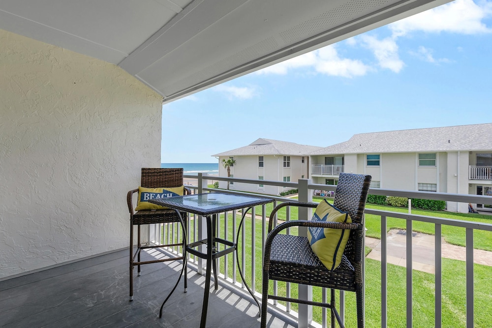 Colony Beach Club 204