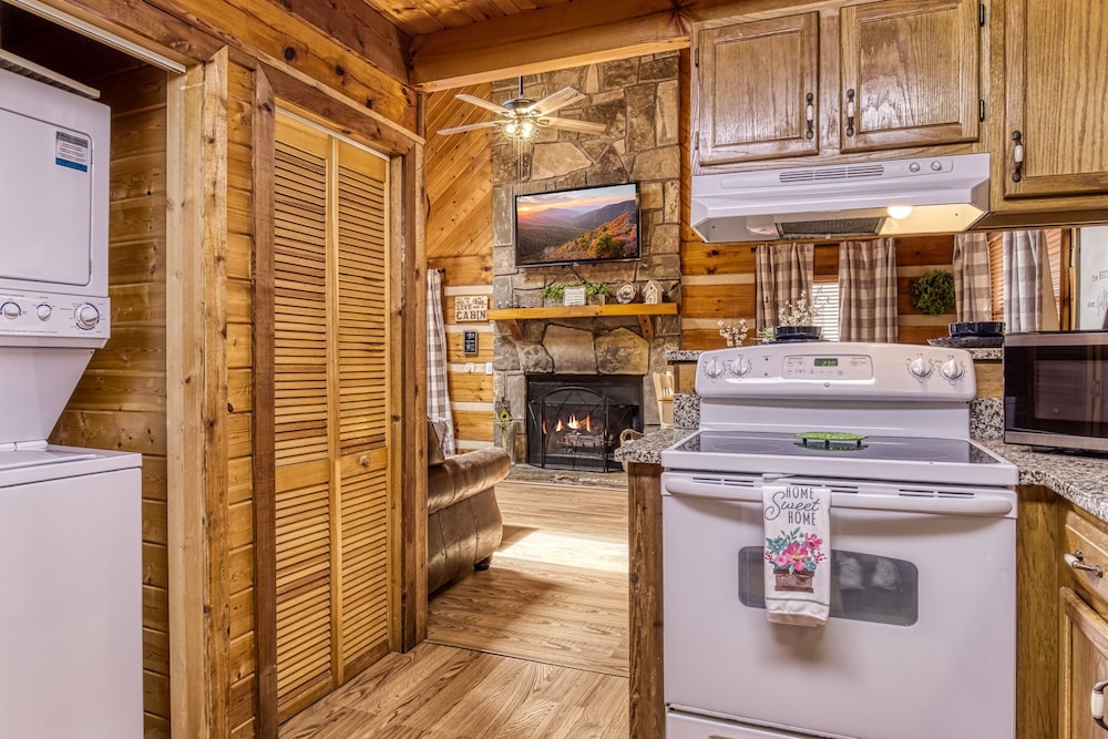 Fantastic Pet Friendly Cabin Hot Tub Fire Pit