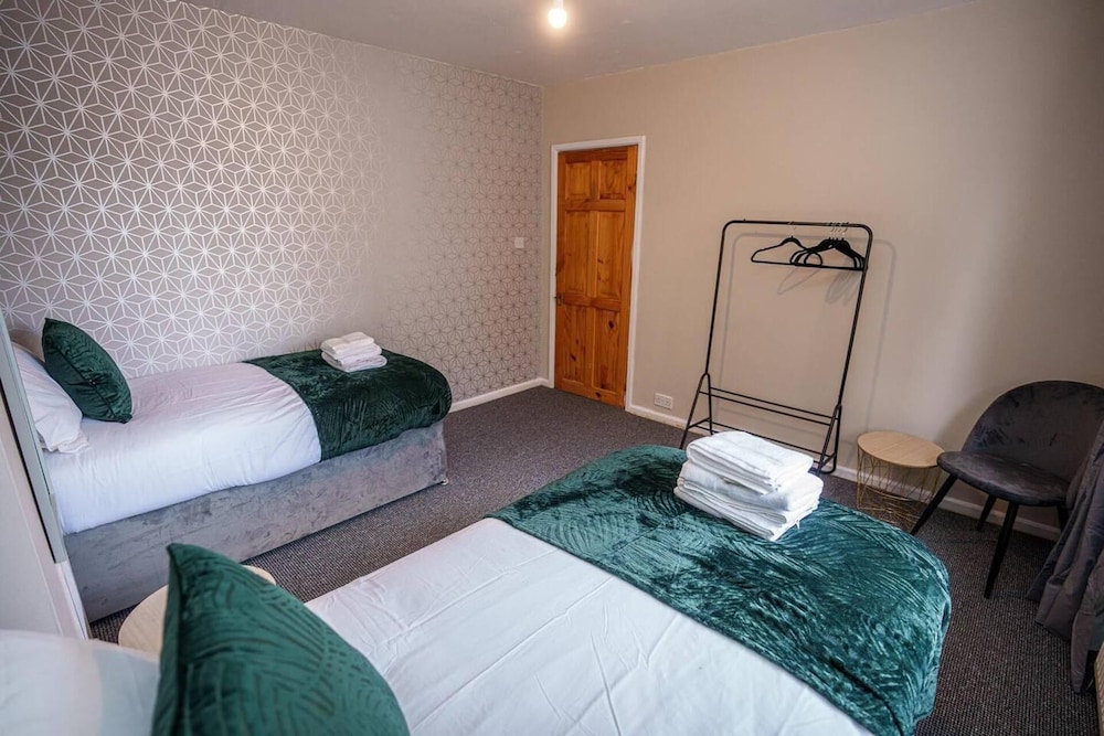Charming 4-bed House in Nottingham Sleeps 7 view 4
