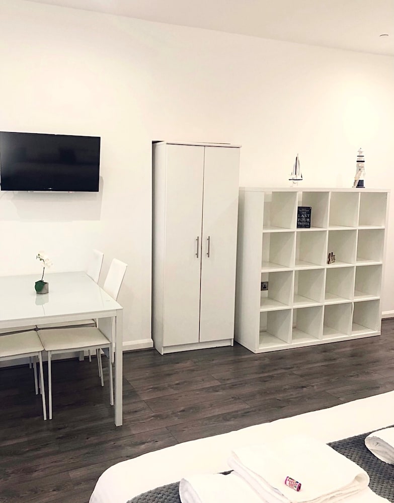 Fox House, Studio Apartments