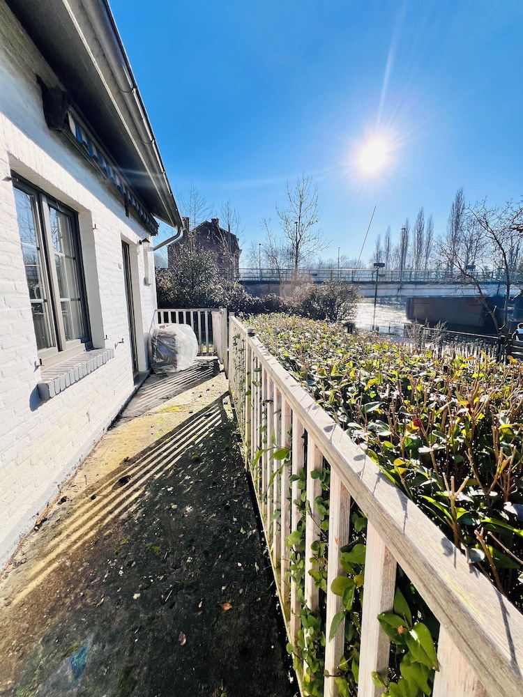 Maison proche rivière avec jardin