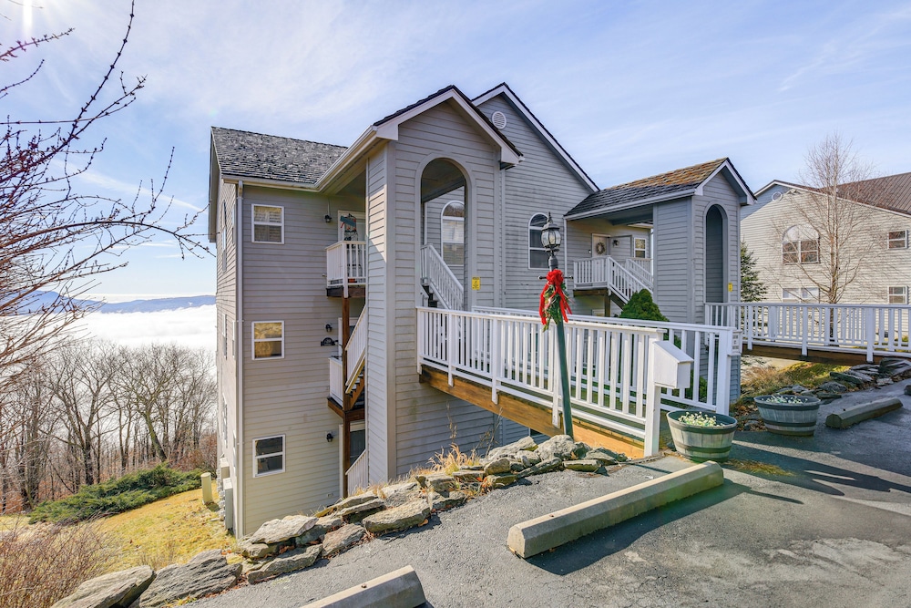 2 Mi to Beech Mtn: Fully Remodeled Condo w/ Patio!