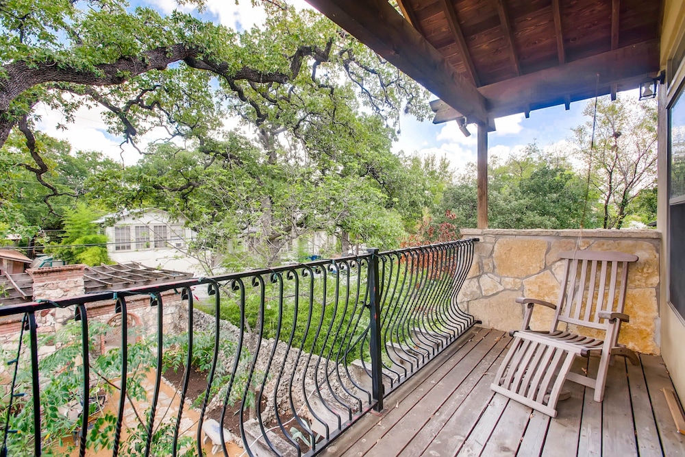 Luxury 4 Bedroom Home in Central Austin