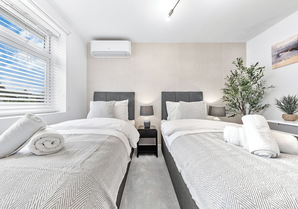 Spacious 4BR Home in Brentford, Free Parking