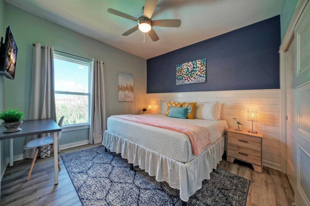 Sleeps 20 2 Modern Homes w/ Private Pool, Deck+patio 3-min Walk to the Beach