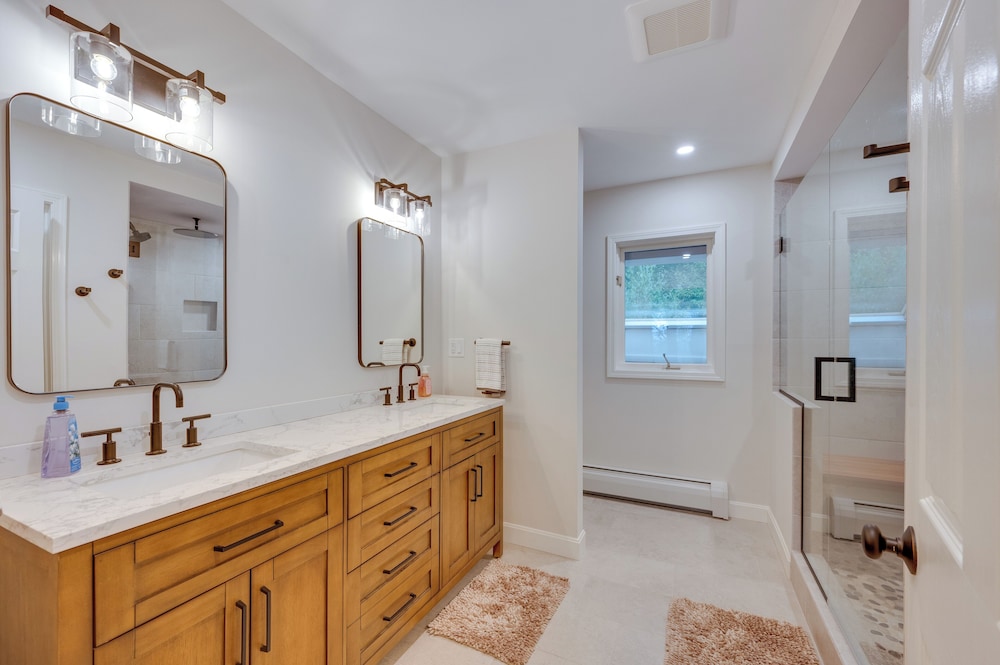 Ski-in Condo w/ Hot Tub on Burke Mtn Slopes!