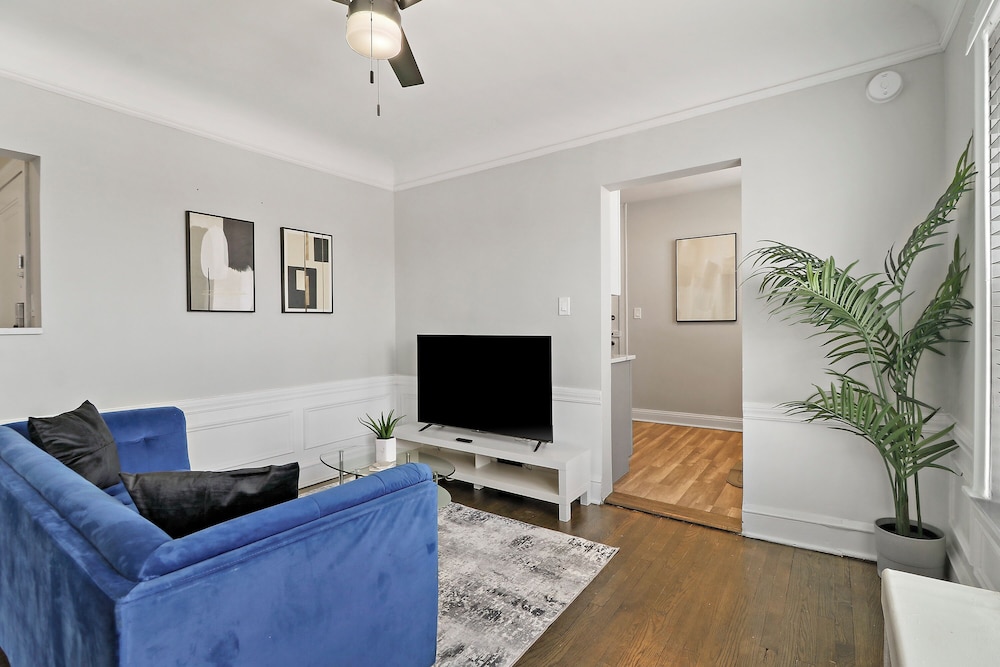 Chic 2BR Apt in Skokie - Elm 3A