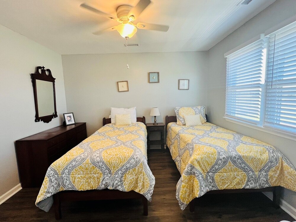 Just Breeze 'n 4 Bedroom Home by RedAwning
