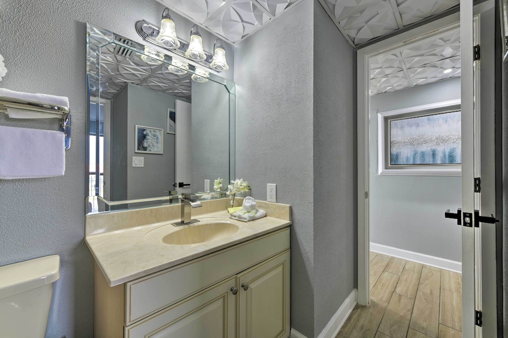 Modern Panama City Beach Condo w/ Resort Perks! view 5
