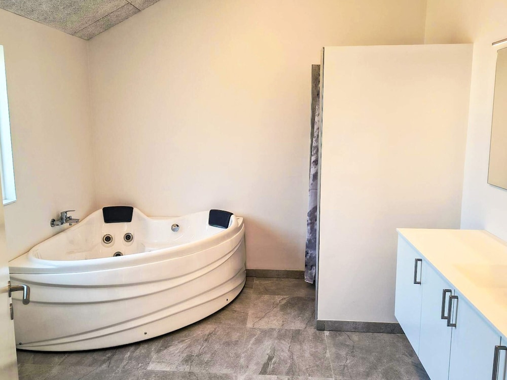5 Star Holiday Home in Humble
