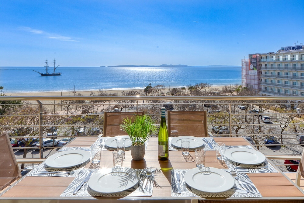 Apartment in Roses by the Beach With Pool