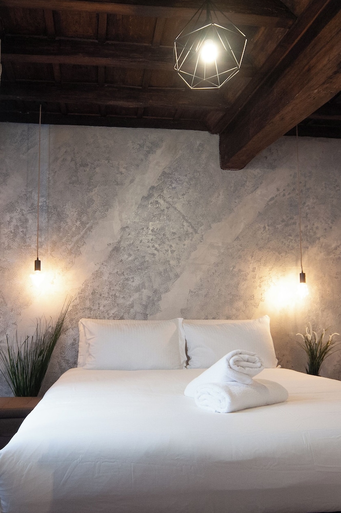 navona jacuzzi apartment