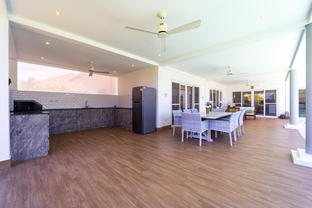 TropicalFamilyVilla w Pool&Garden ML103
