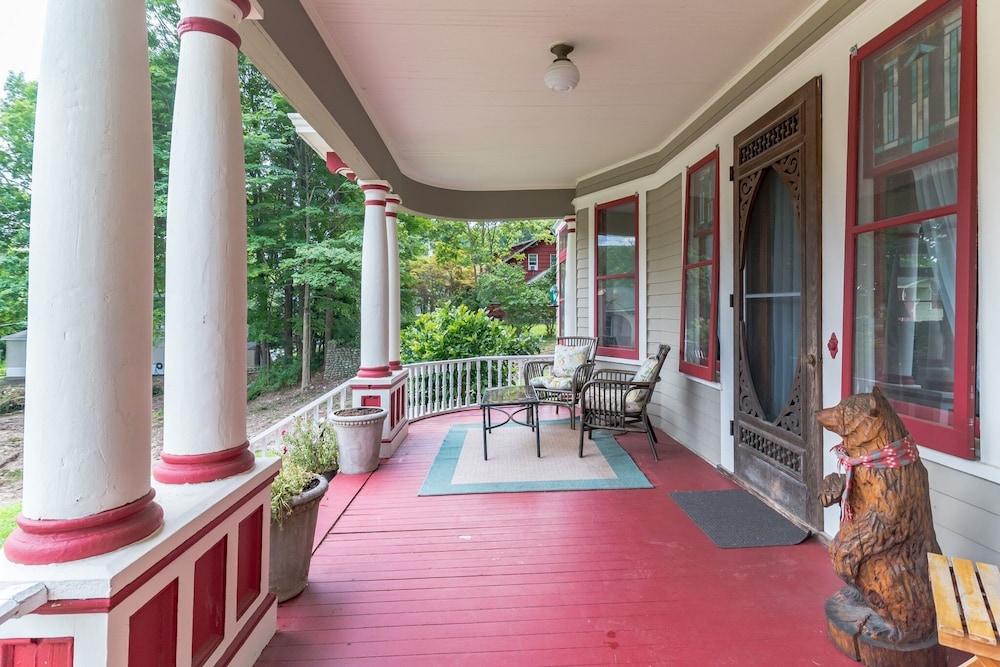 Spacious Victorian Home With Mountain Views And Lots Of Fun Extras!! 5 Bedroom Farmhouse by Redawning - Property Image 4