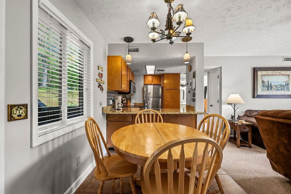 Private Balcony w Views Heated Pool Full Kitchen