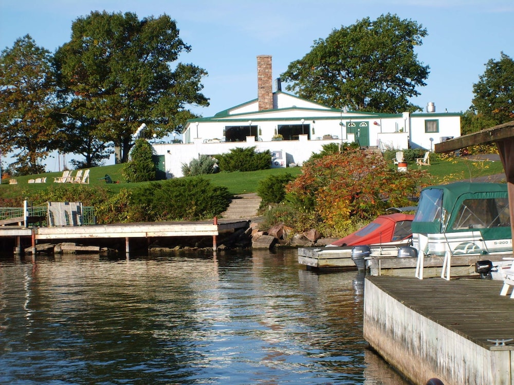 Capricorn Motel Royale Thousand Islands