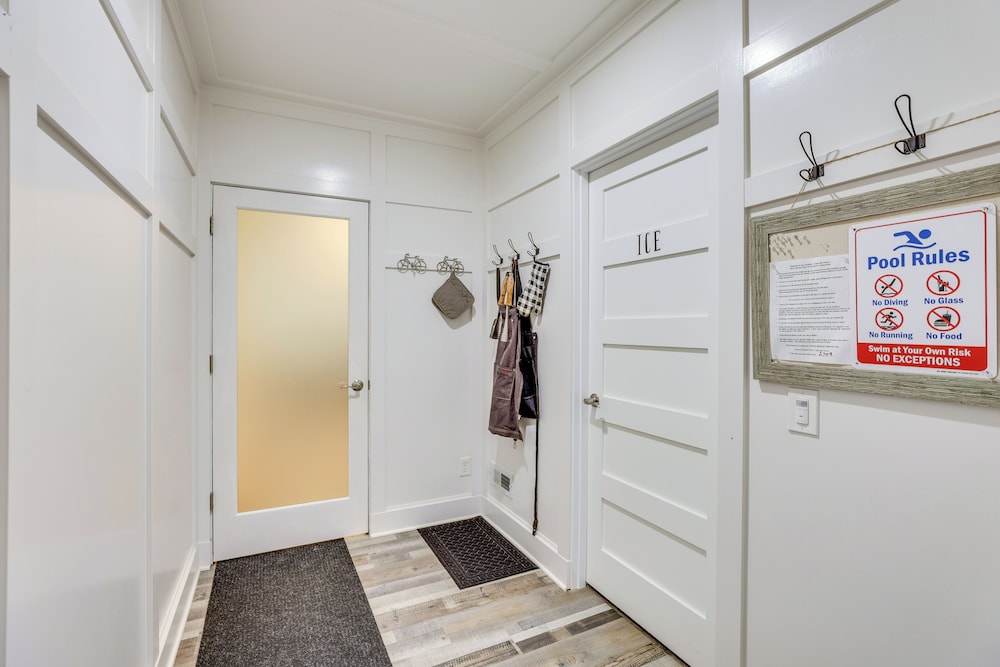 Outdoor Oasis: Luxe Flat in Mt Horeb!