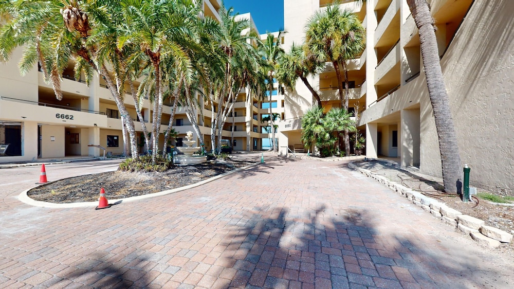 Sandarac 502b: Beachfront 3br Condo W/ Pool & Views 3 Bedroom Condo