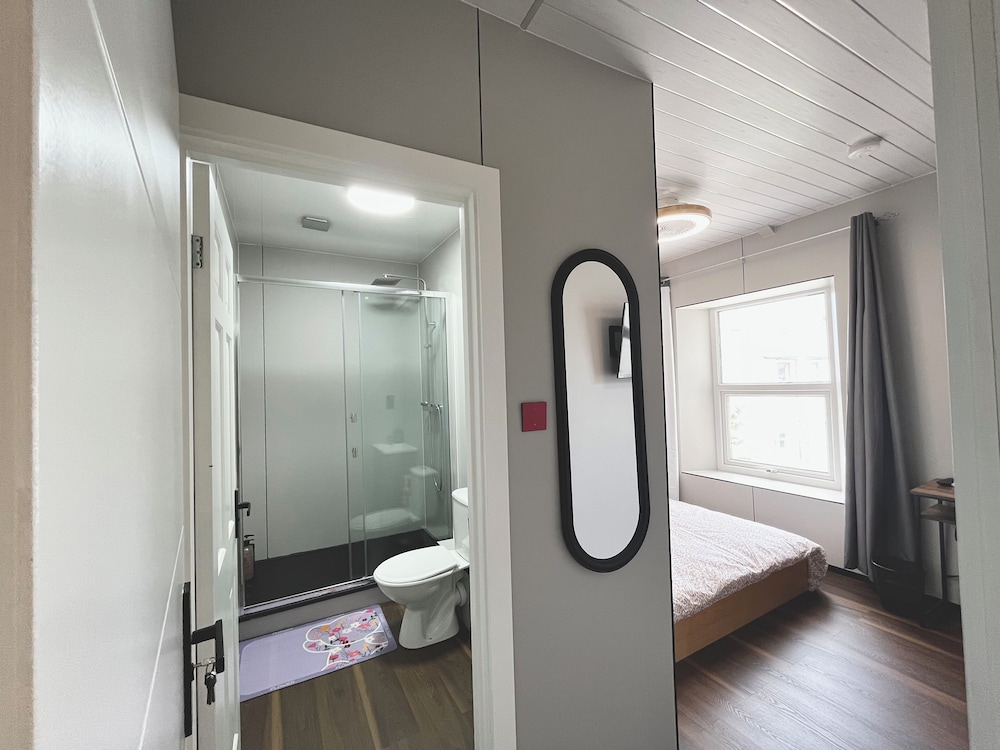 OYO Welsh Holiday Accommodation - Modern Stay