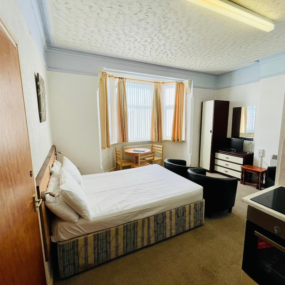 Lyndene Holiday Apartments