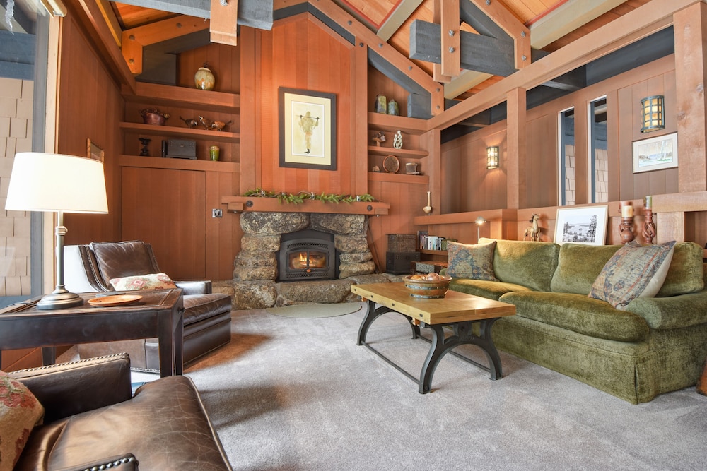 Joy on the River Stunning Waterfront Home for 10
