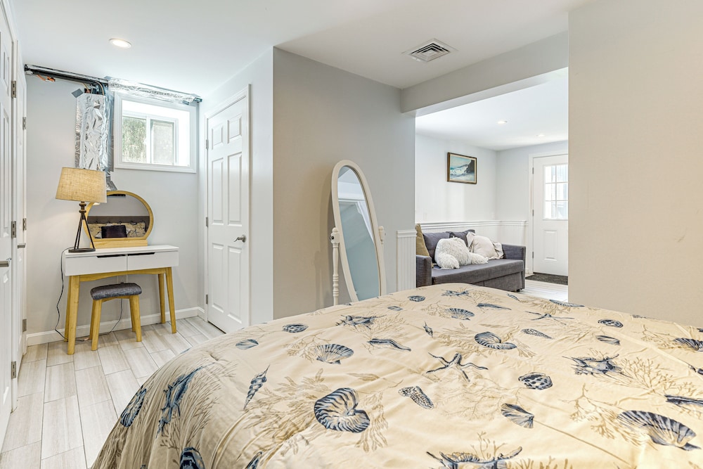 3 Mi to Mashpee Commons: Family Home w/ Fireplace