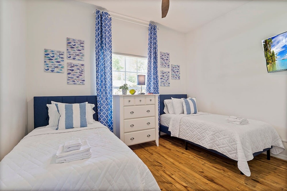Stunning 4BR Home Fenced Yard Heated Pool
