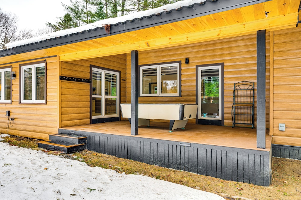 Porch & 1-acre Yard: White Mountains Hideaway