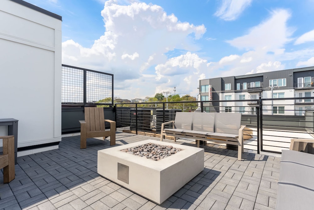 Rooftop Fire Pit Skyline Views Near Broadway