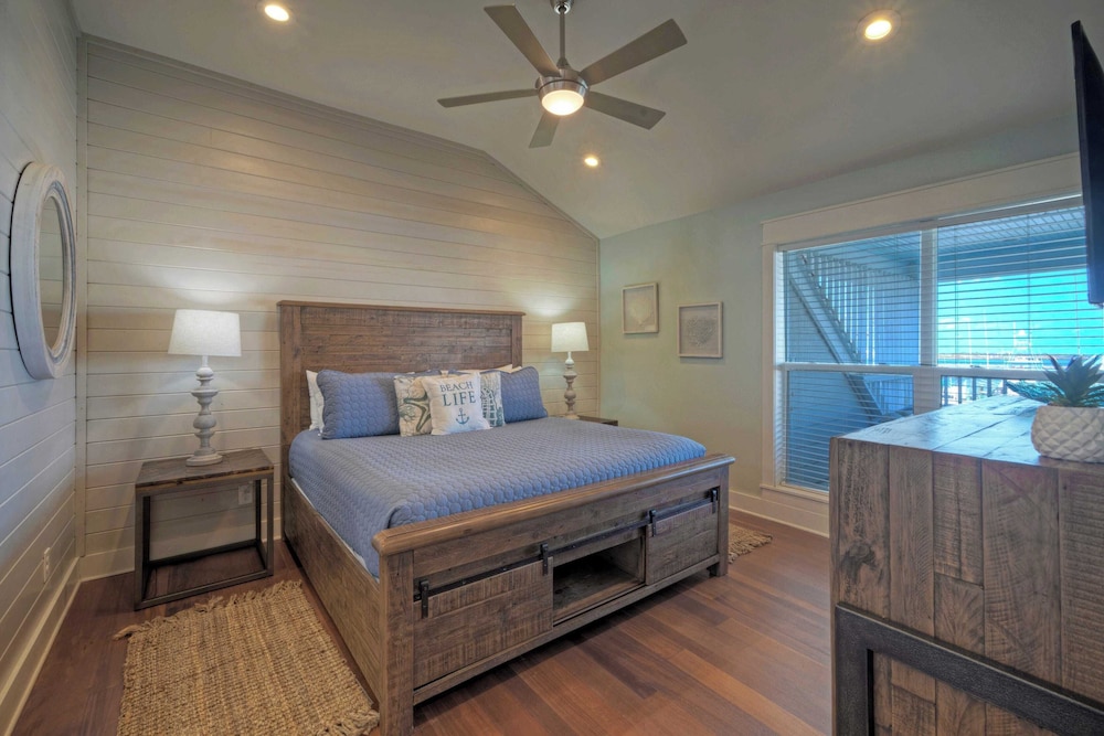 Blue Marlin & Dolphin Buyout Marina-front Escape for 10 Guests Walkable Access to Port A