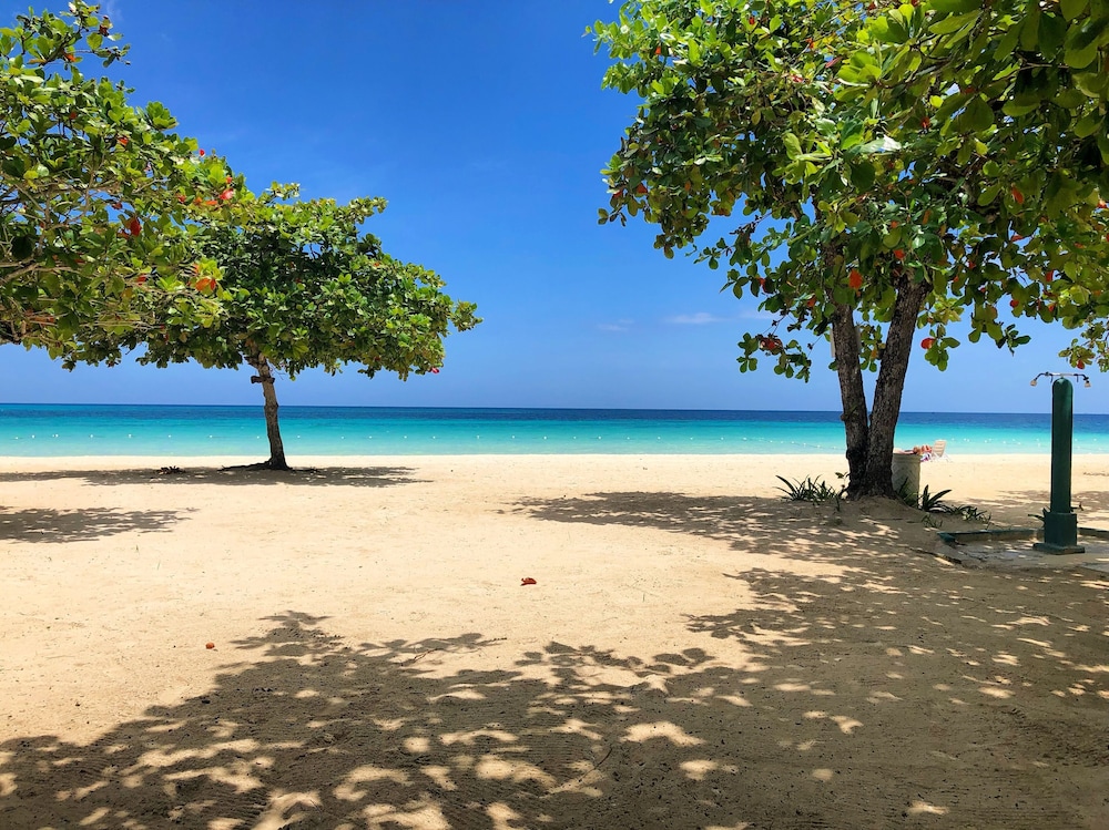 Hotel Negril Beach Club - Image 1