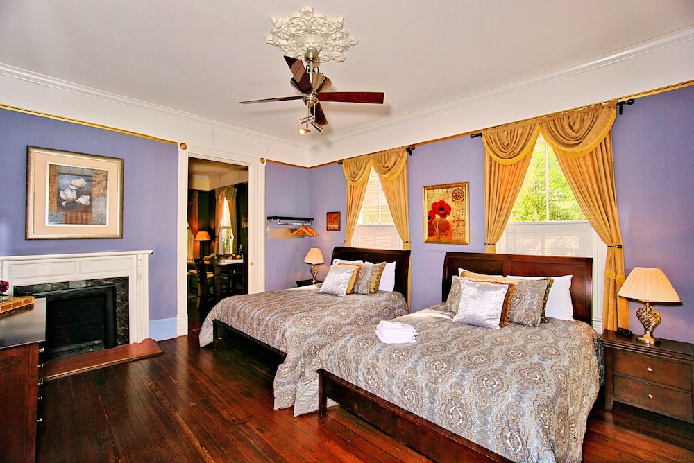 3 BR Victorian Stunner on Forsyth Park view 4