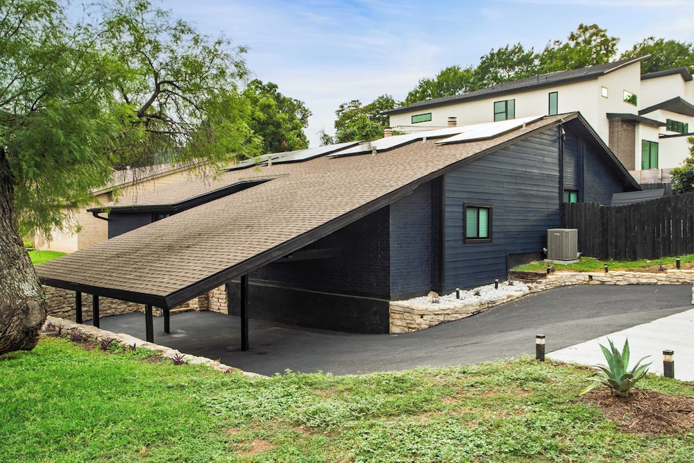 Modern Home w/ Shared Pool, Yard & Prime Location Fairlawn Lane B by Avantstay