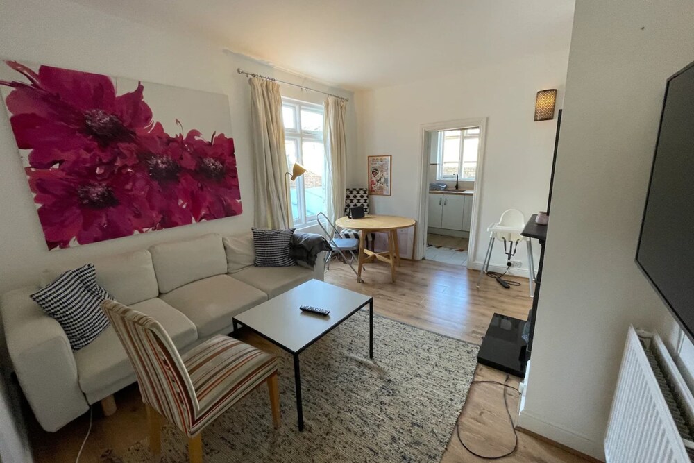 Charming and Serene 2 Bedroom Flat - Sands End