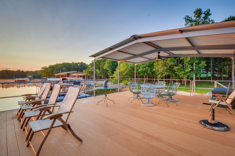 Grand Lakefront Home in Hartwell w/ Game Room! - Property Image 10