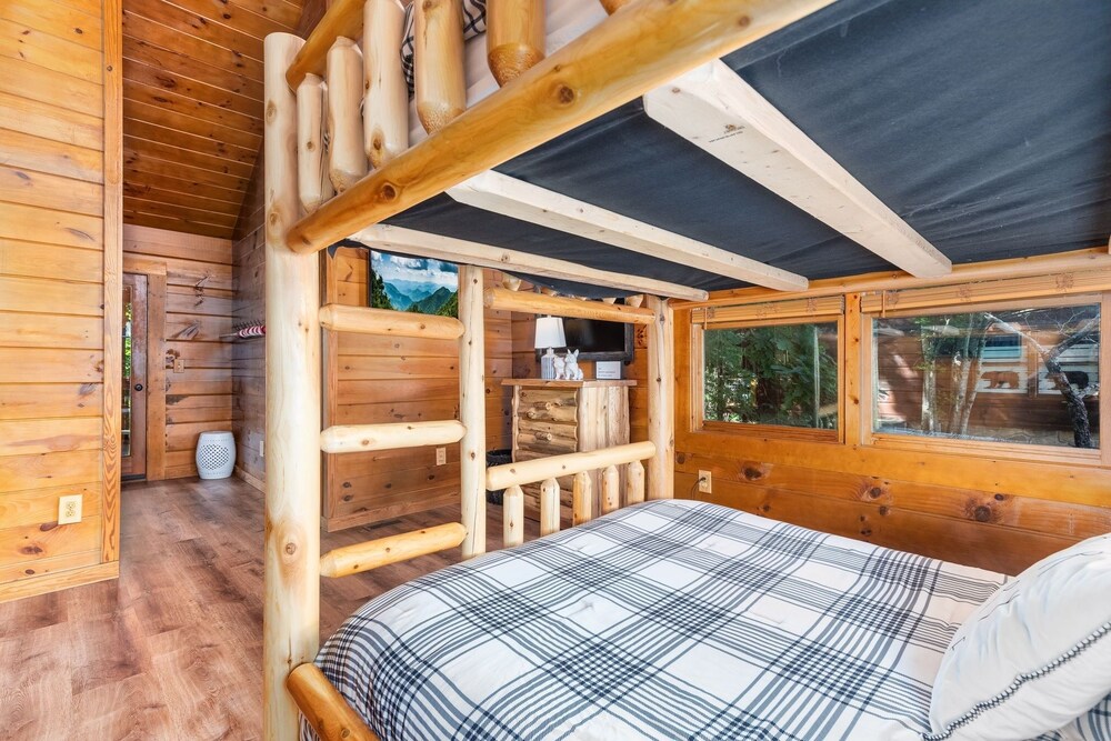 Er76 - Bear Tracks - Great Location! Close To All The Action! 2 Bedroom Cabin by RedAwning view 3