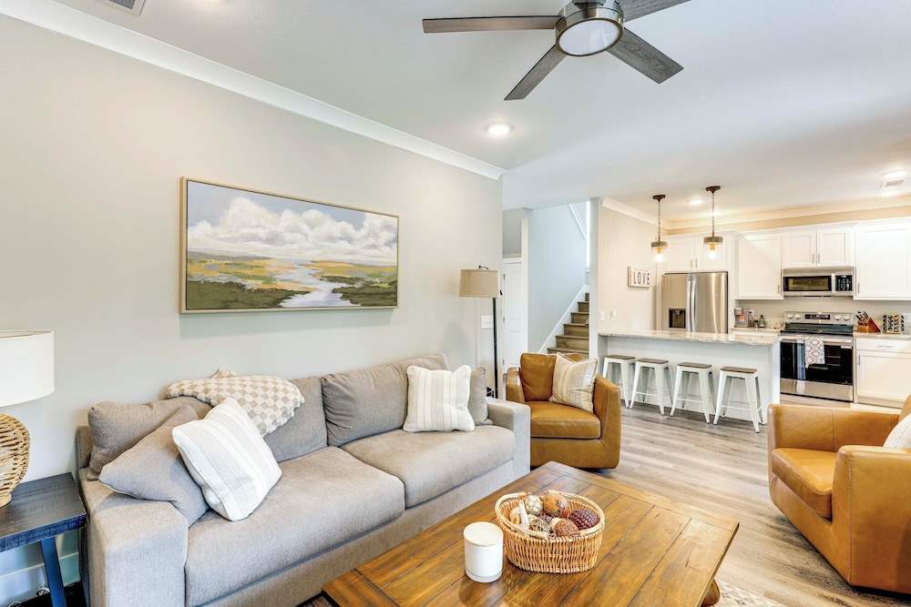 Walk to Lake Martin: Water-view Retreat w/ Deck!