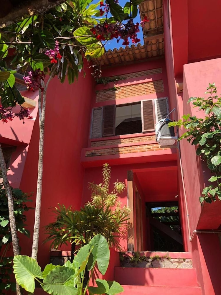 Novos Baianos Hostel e Suites