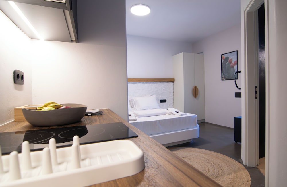 Thronos Suites