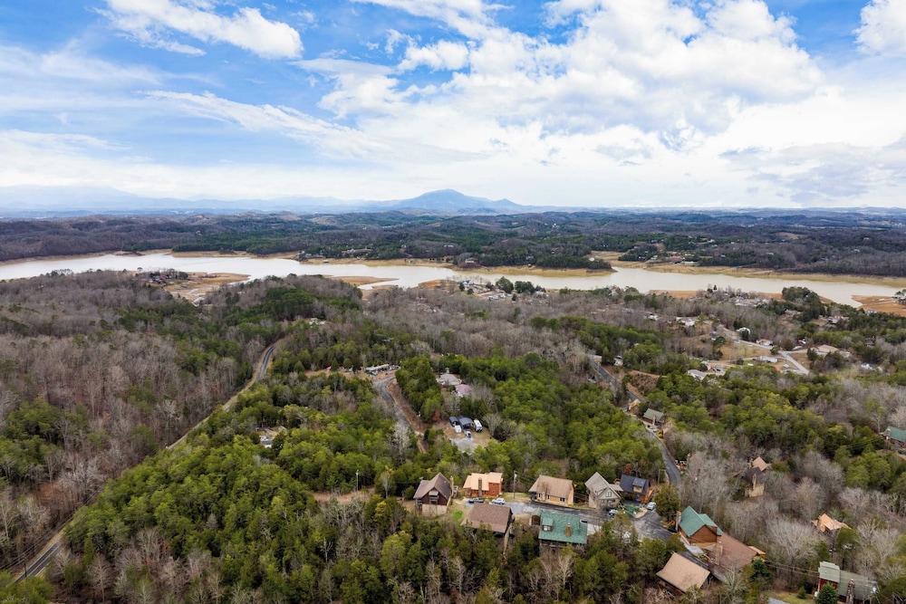 Mountains are Calling by Avantstay Sleeps 8 Hot Tub + Game Loft Located in Douglas Lake Resort