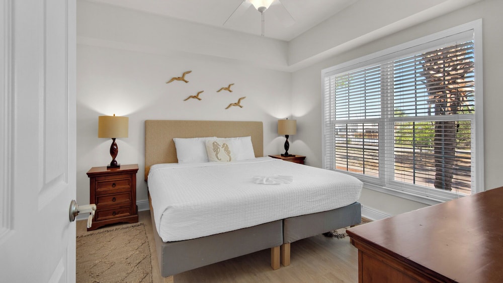 3br/2ba, Sleeps 6, BBQ Grill, Pool, Beach Access + Free Attraction Tickets!